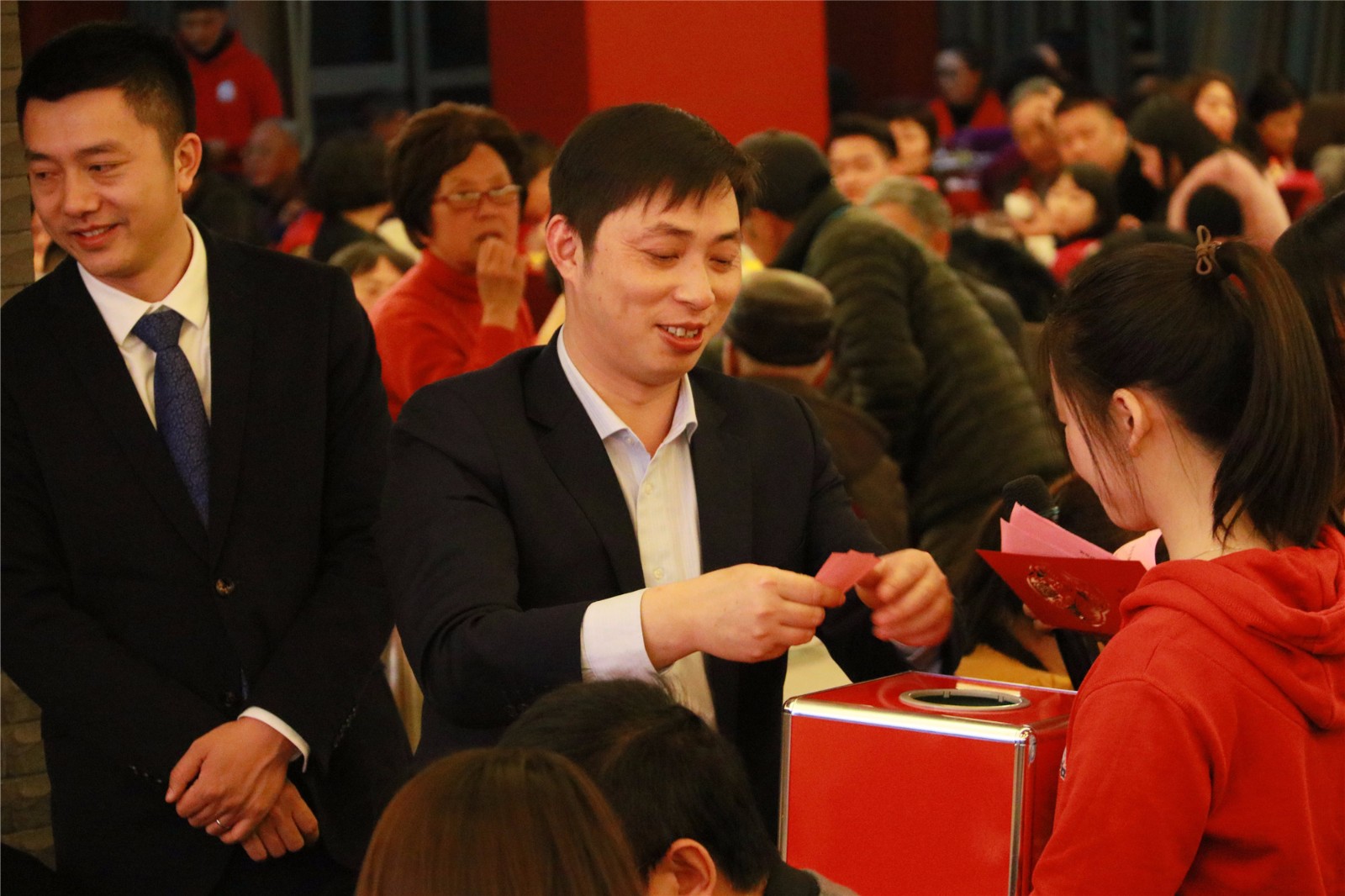 IM体育注册链接-击鼓传花：比赛高潮连续战事猛烈