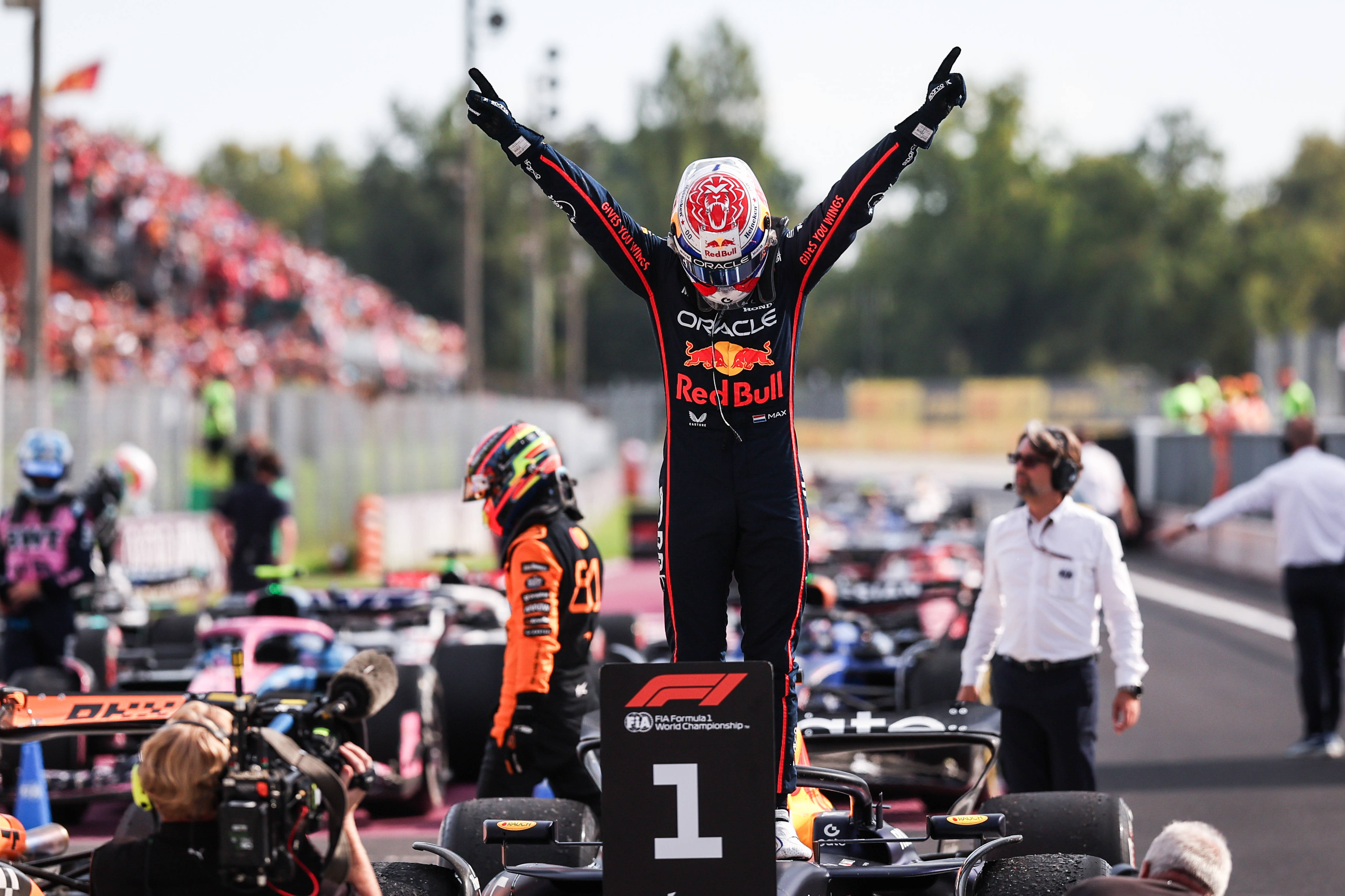 红牛二队力克梅赛德斯，维斯塔潘统治全场