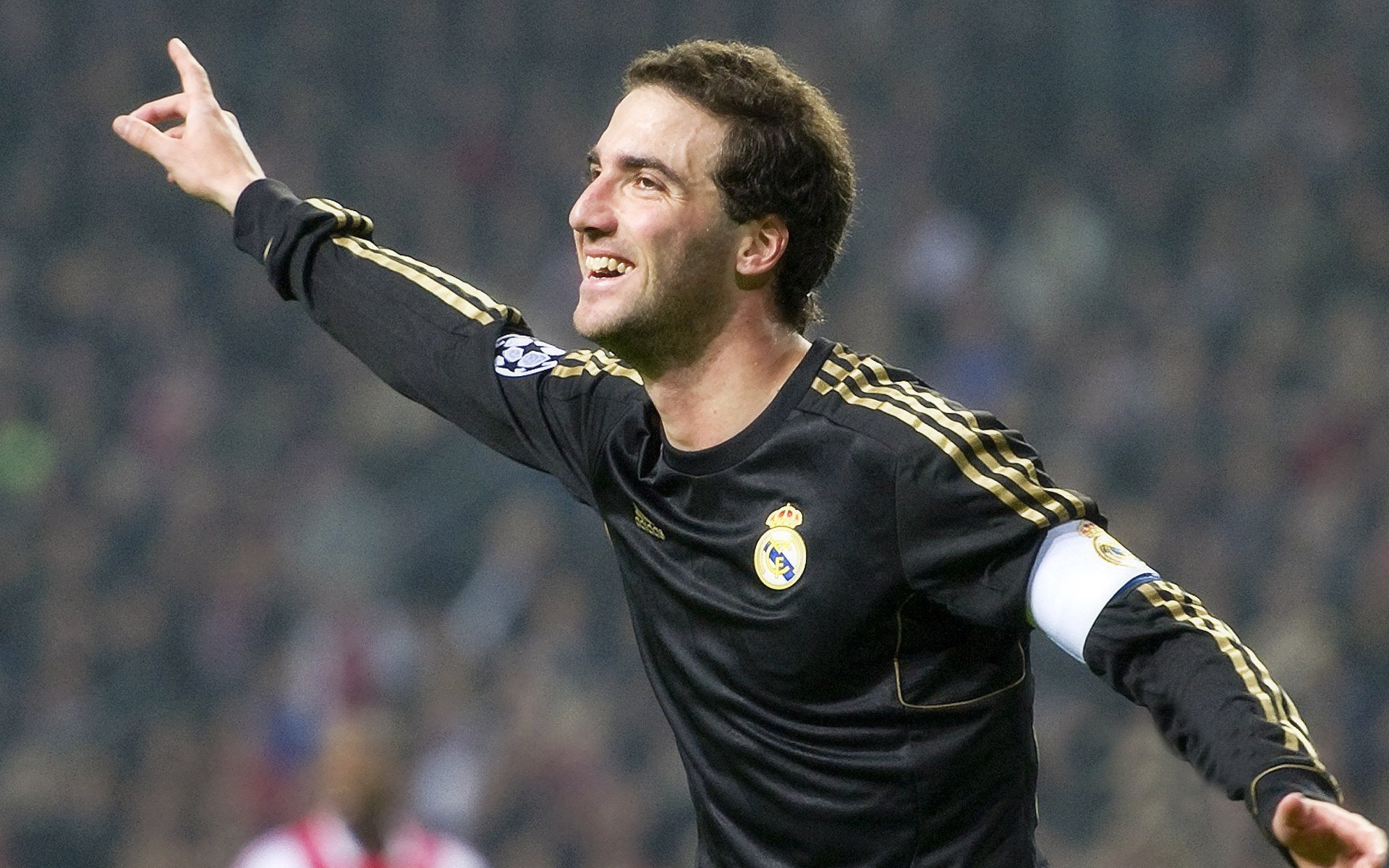 范弗利特末节封神！雄鹿团队篮球完胜雷霆，揭示争冠新密码